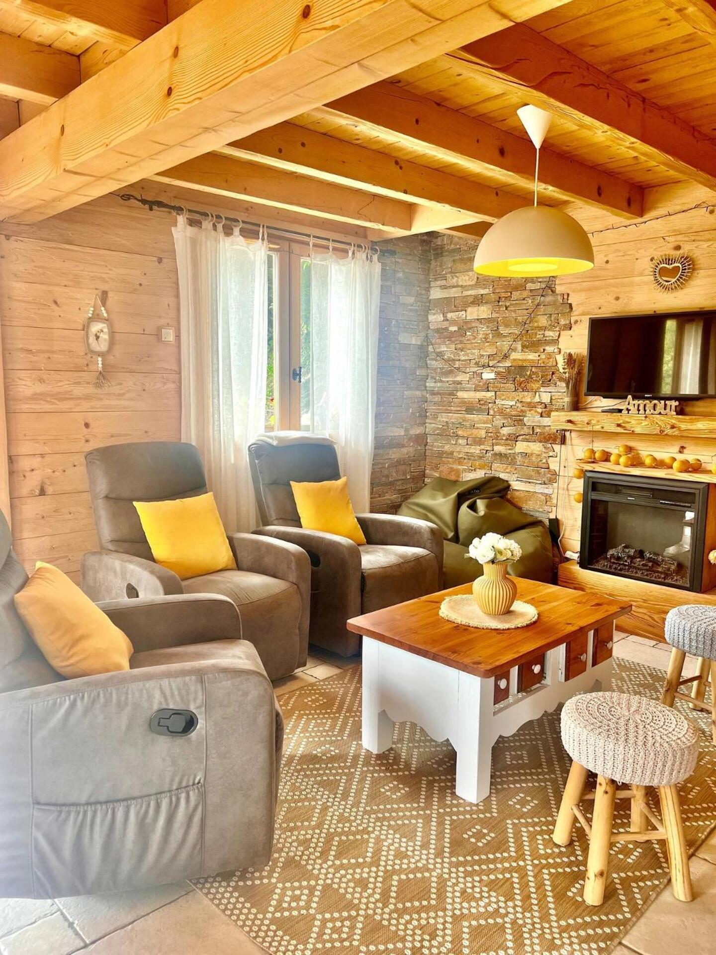 Charming Family Chalet For 8 People, With Private Hot Tub Les Clefs Экстерьер фото